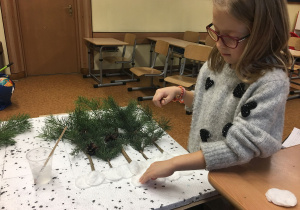 Ania przykleja płatki kosmetyczne.