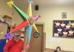 Pan Jacek prezentuje uczniom Gwiazdę Betlejemską i opowiada o jej historii.