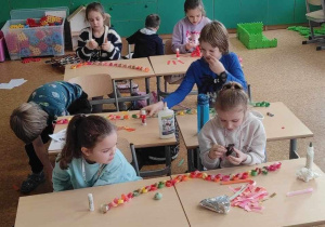 Dzieci sklejają ze sobą części łańcucha.