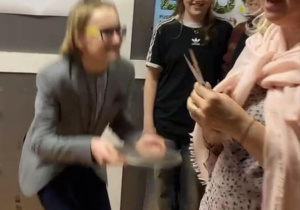 Filip podaje Pani Dyrektor nożyczki do przecięcia czerwonej wstęgi.