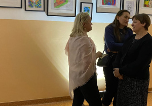 Pani Dyrektor wraz z nauczycielami rozmawia o zgromadzonyhc pracach w galerii.