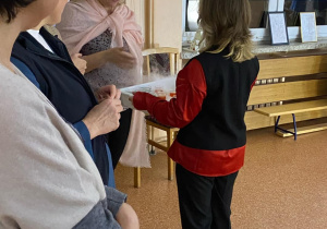 Uczennica częstuje Panią Dyrektor wybuchowym napojem.