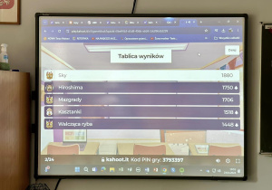 Na tablicy multimedialnej widać tablicę wyników w aplikacji Kahoot.