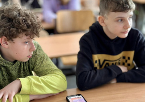Bartek i Piotr czekają na wynik swojej odpowiedzi.