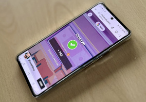 Na ławce leży telefon. Na jego wyświetlaczu widać, że odpowiedź Pawła i Adama była dobra.