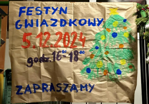 Plakat przed szkołą. Informuje o wydarzeniu, jego dacie oraz godzinach.