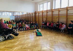 Zerówkowicze siedzą w sali gimnastycznej podczas spotkania .