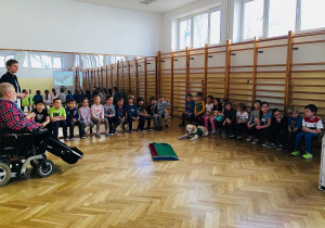 Pierwszoklasiści podczas spotkania w sali gimnastycznej.