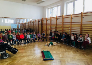 Pierwszoklasiści podczas spotkania w sali gimnastycznej.
