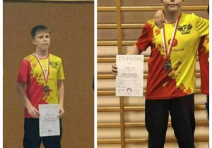 Adam stoi na podium podczas dekoracji medalami.