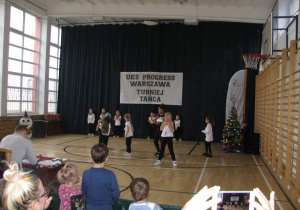 Pokaz tańca szkolnej grupy tanecznej.