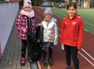 Sprzątanie świata zaczynamy od naszego boiska - klasa 2a.