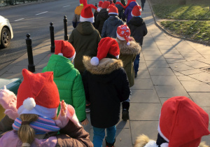 Uczniowie z klasy 2a w drodze na stadion Legii.