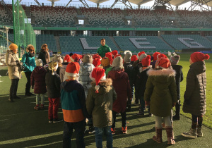 Uczniowie z klas 2a i 2b zwiedzają stadion Legii przy murawie.