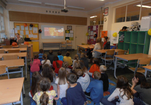 Dzieci oglądają film edukacyjny dotyczący wartości odżywczych dyni.