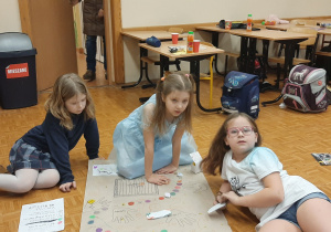 Dzieci podczas twórczej pracy przy tworzeniu gier planszowych.