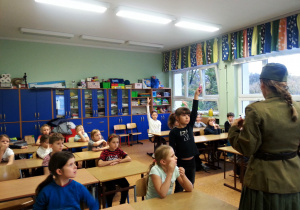 Uczniowie odpowiadają na pytania związane z Powstaniem Warszawskim.