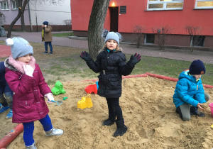 Natalia, Tonia i Edek bawią się w piaskownicy.