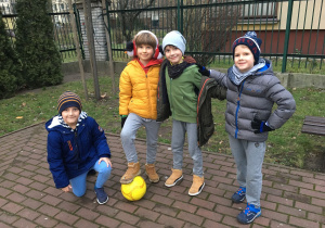 Eryk, Staś, Mateusz i Wojtek w przerwie między rozgrywkami piłki nożnej.