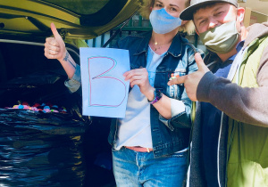 Mieszkańcy Powiśla trzymają w rękach kartkę z literą b.