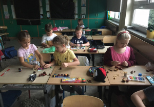 Dzieci są bardzo skupione na tworzeniu swoich prac.