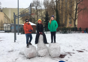 Adrian, Staś i Oliwia wspięli się na swoje śnieżne budowle.