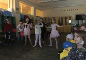 Pokaz tańca dziewczynek z klasy 2a.