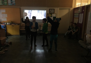 Pokaz tańca chłopców z klasy 2a.