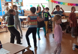 Dzieci uczą się tańczyć - Just dance.
