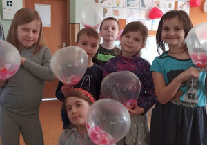 Pamiątkowe zdjęcie grupowe z balonami z niespodzianką.