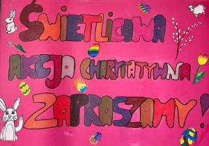 Plakat wykonany przez uczniów klasy 2b, zachęcający do udziału w charytatywnym kiermaszu wielkanocnym.