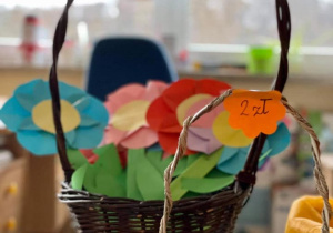 Kwiaty z papieru wykonane przez dzieci klasy 1a.