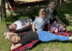 Oliwia, Ania, Zosia i Dorotka odpoczywają na kocu.