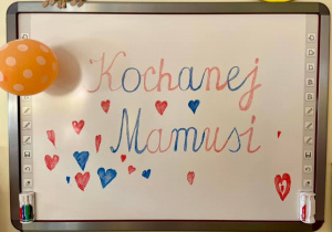 Kochanej Mamusi - napis powitalny na tablicy.