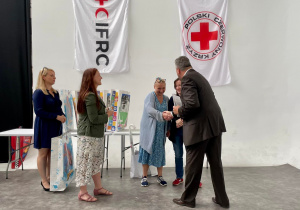 Pani Małgosia i Pani kasia przymuja gratulacke od Prezesa Polskiego Czerwonego Krzyża - Pana Michała Mikołajczyka.