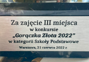 Tabliczka pamiatkowa "Za zajęcie trzeciego miejsca w konkursie - Gorączka Złota 2022 - w kategorii Szkoły Podstawowe".
