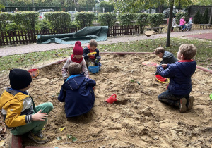 Zabawy dzieci w piaskownicy.