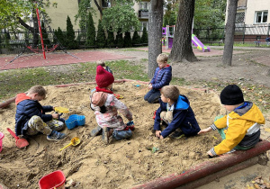 Zabawy dzieci w piaskownicy.