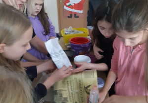 Wikol, mąka, soda i olej, Pani Agnieszka tłumaczy uczniom, jak zrobić masę porcelanową.