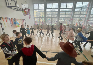 Uczniowie podczas wspólnej zabawy tanecznej.