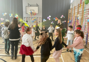Uczniowie podczas wspólnej zabawy tanecznej.