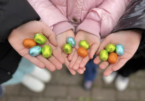 Uczniom udało się wybrać jajeczka w tych samych kolorach.