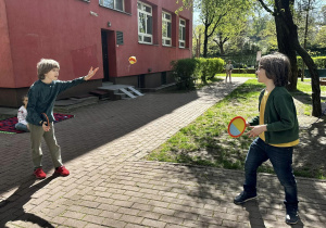 Julian i Matt podczas gry zręcznościowej "Catch ball" - piłka na rzepy.