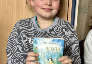 Maja opowiedziała o książce pod tytułem "Ronja, córka zbójnika".