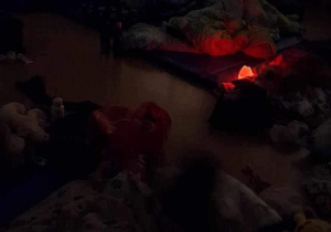 Przy zgaszonym świetle dzieci zasypiają przy ulubionych lampkach.