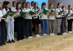 Chór szkolny "Srebrne głosy", podczas zebrania dla rodziców przyszłych pierwszoklasistów, zaprezentował "Hymn szkolny" oraz piosenkę w języku angielskim.