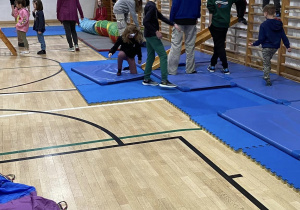 Nauczyciele świetlicy szkolnej z pomocą nauczycieli wychowania fizycznego przygotowali dla przyszłych pierwszaków zabawy sportowe, które odbyły sie w dużej sali gimnastycznej.