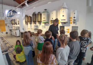 Kuchenki i piece gazowe kiedyś - uczniowie oglądają eksponaty i poznają ich historię.