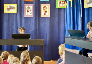 Julia z klasy trzeciej "a" przezentuje grę na pianinie.