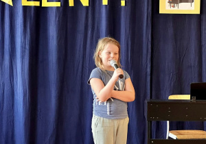 Amelia z klasy drugiej "b" prezentuje talent wokalny wykonując piosenkę.